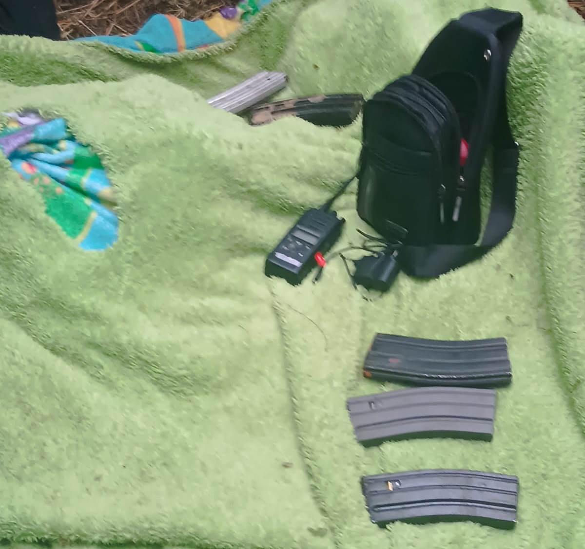 En el lugar encontraron localizaron armas de fuego, cartuchos, radios de comunicación, equipo táctico, entre otros objetos.