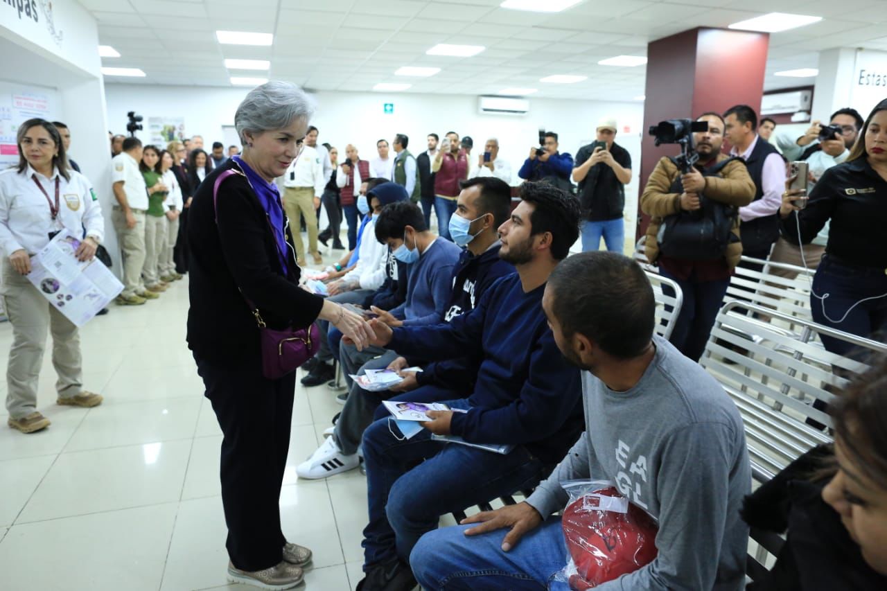 La Doctora María de Villarreal dio la bienvenida a los connacionales repatriados.
