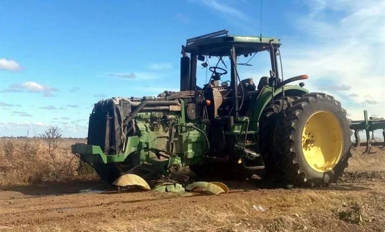 Un tractor resultó afectado por un artefacto explosivo en San Fernando.