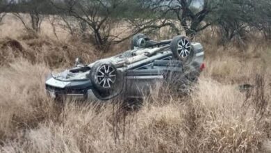 A pesar de que el vehiculo volcó, no se reportaron lesiones mayores en los ocupantes del mismo.