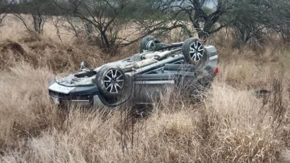 A pesar de que el vehiculo volcó, no se reportaron lesiones mayores en los ocupantes del mismo.