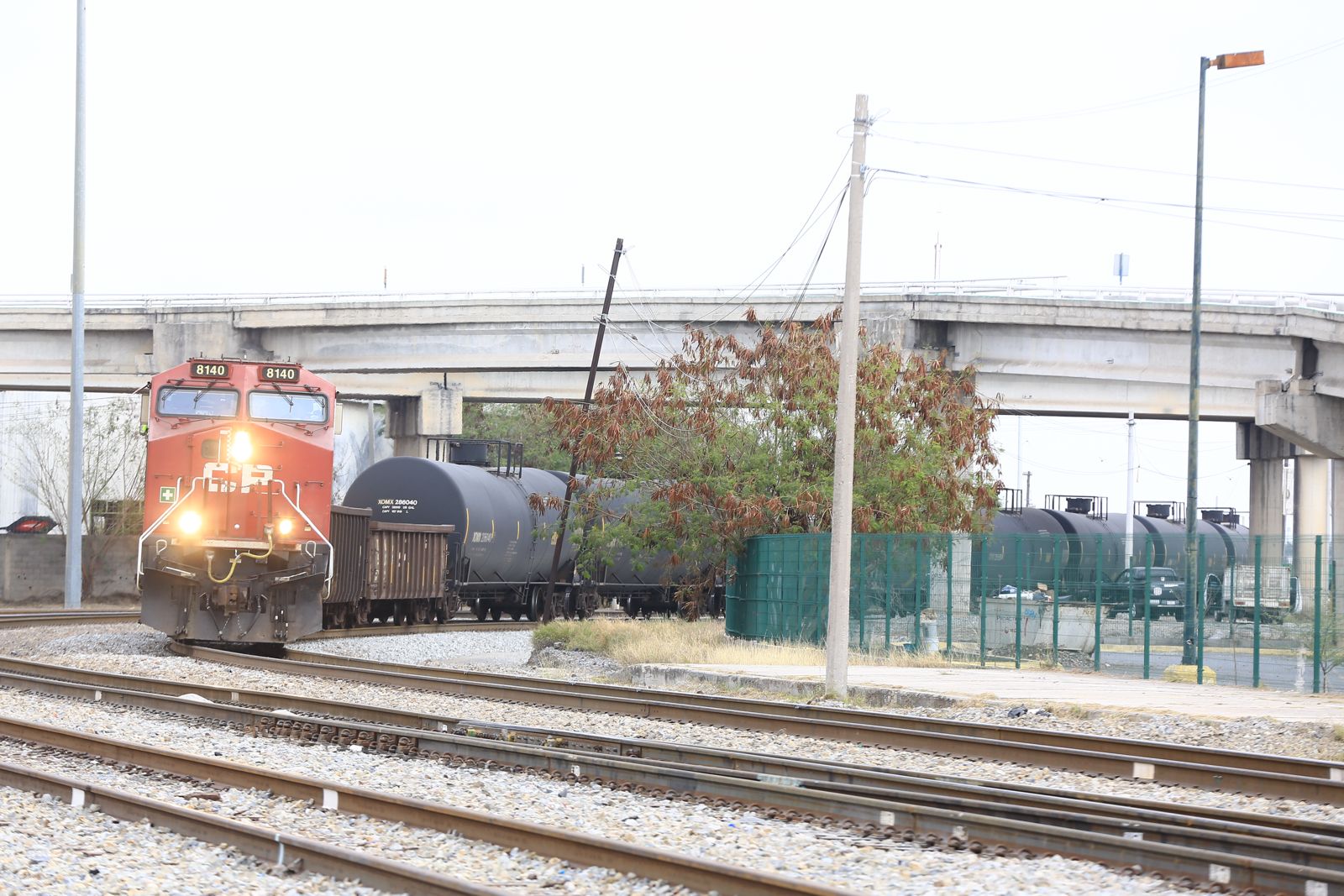 El primer tren que pasó por el puente, procedía de Canada con granos para la industria agrícola en México.