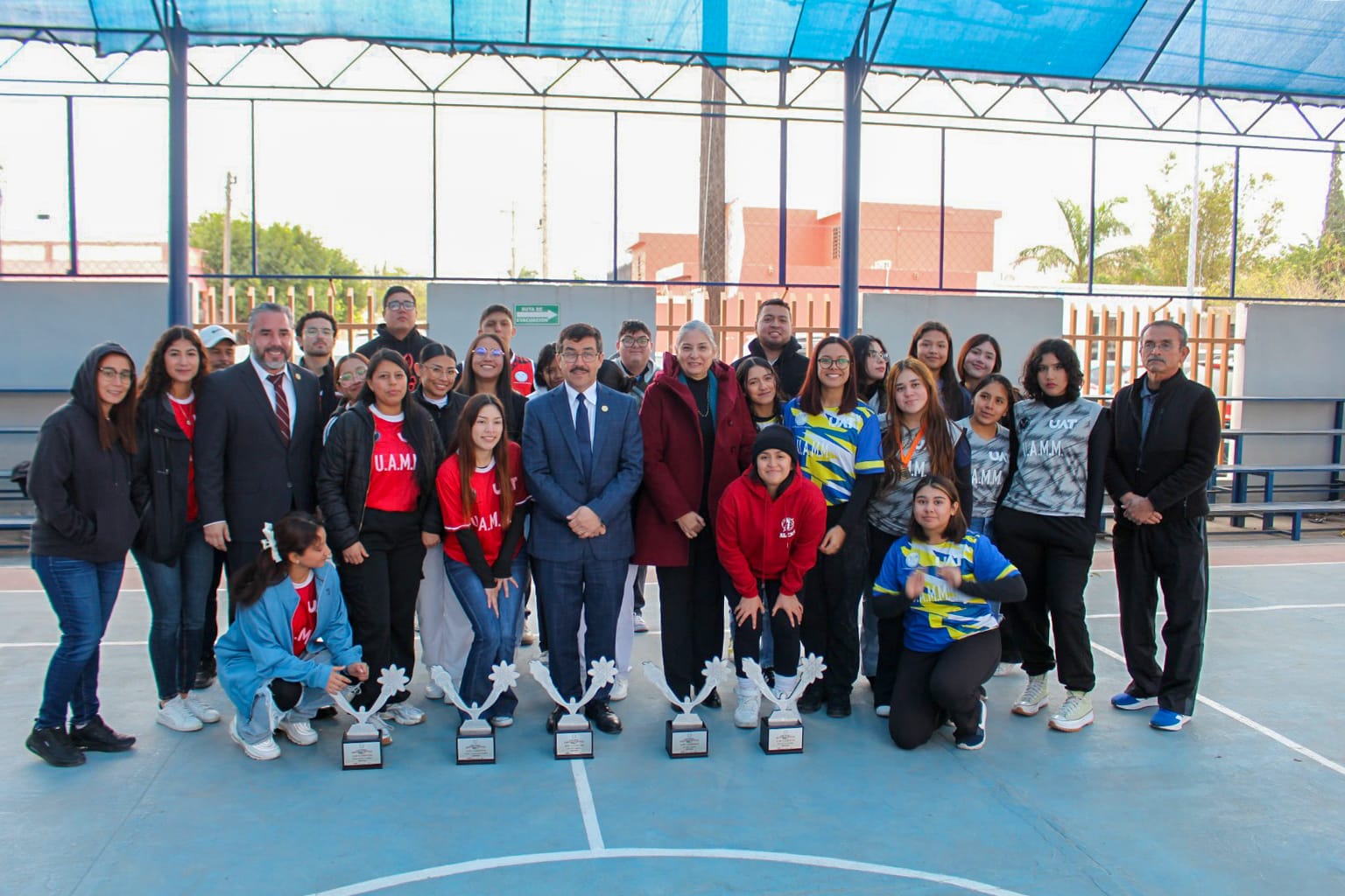 El Rector entregó trofeos a los equipos que destacaron en sus respectivas disciplinas.