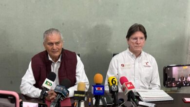 Vicente Joel Hernández Navarro, Secretario de Salud, y Gabriel de la Garza Garza, Subsecretario de Planeación.
