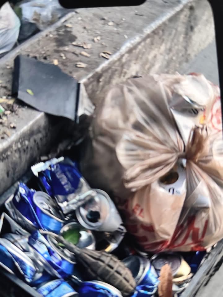 Los trabajadores de limpia pública encontraron la granada en la basura.