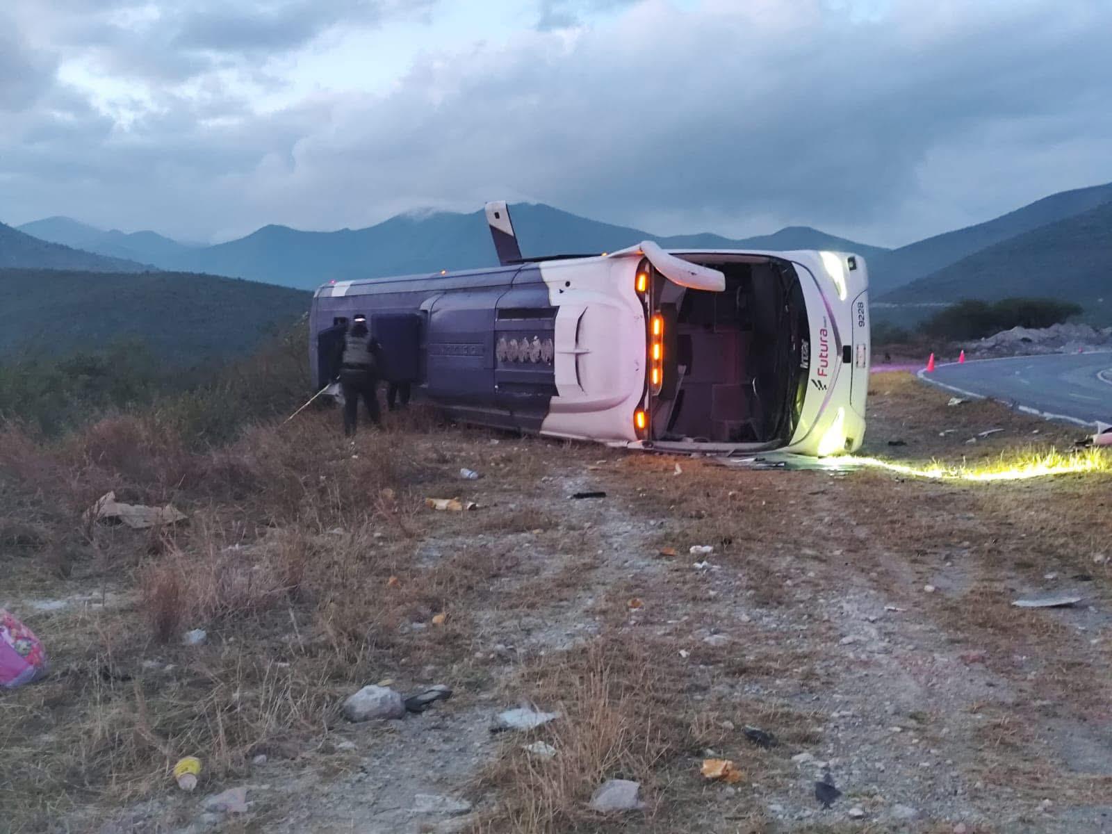 El autobús quedó a un lado de la carretera.