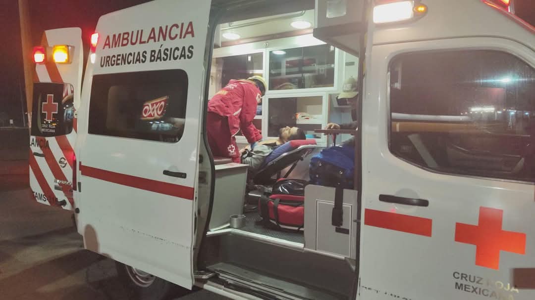 Ambulancias de la Cruz Roja interceptaron la camioneta donde llevaban a los heridos que luego fueron trasladados a hospitales en ciudad Victoria.