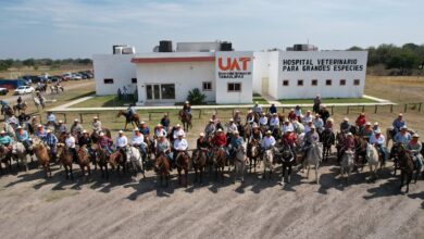 Durante la jornada ecuestre, el Rector destacó la importancia de preservar estas tradiciones que fomentan la unión y el sentido de pertenencia dentro de la comunidad.