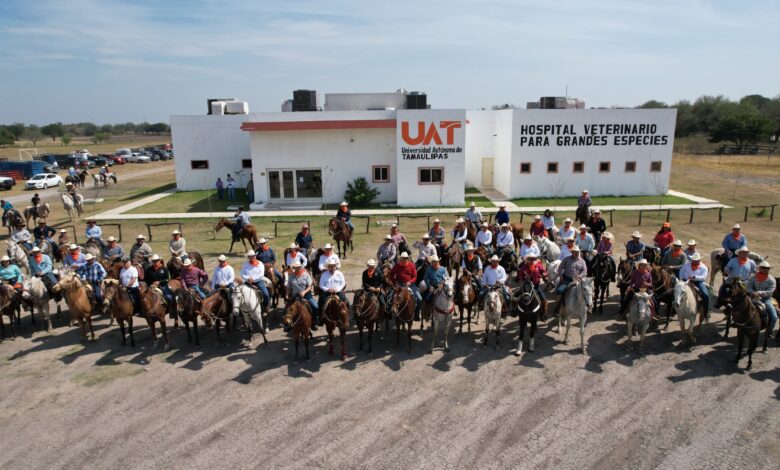 Durante la jornada ecuestre, el Rector destacó la importancia de preservar estas tradiciones que fomentan la unión y el sentido de pertenencia dentro de la comunidad.