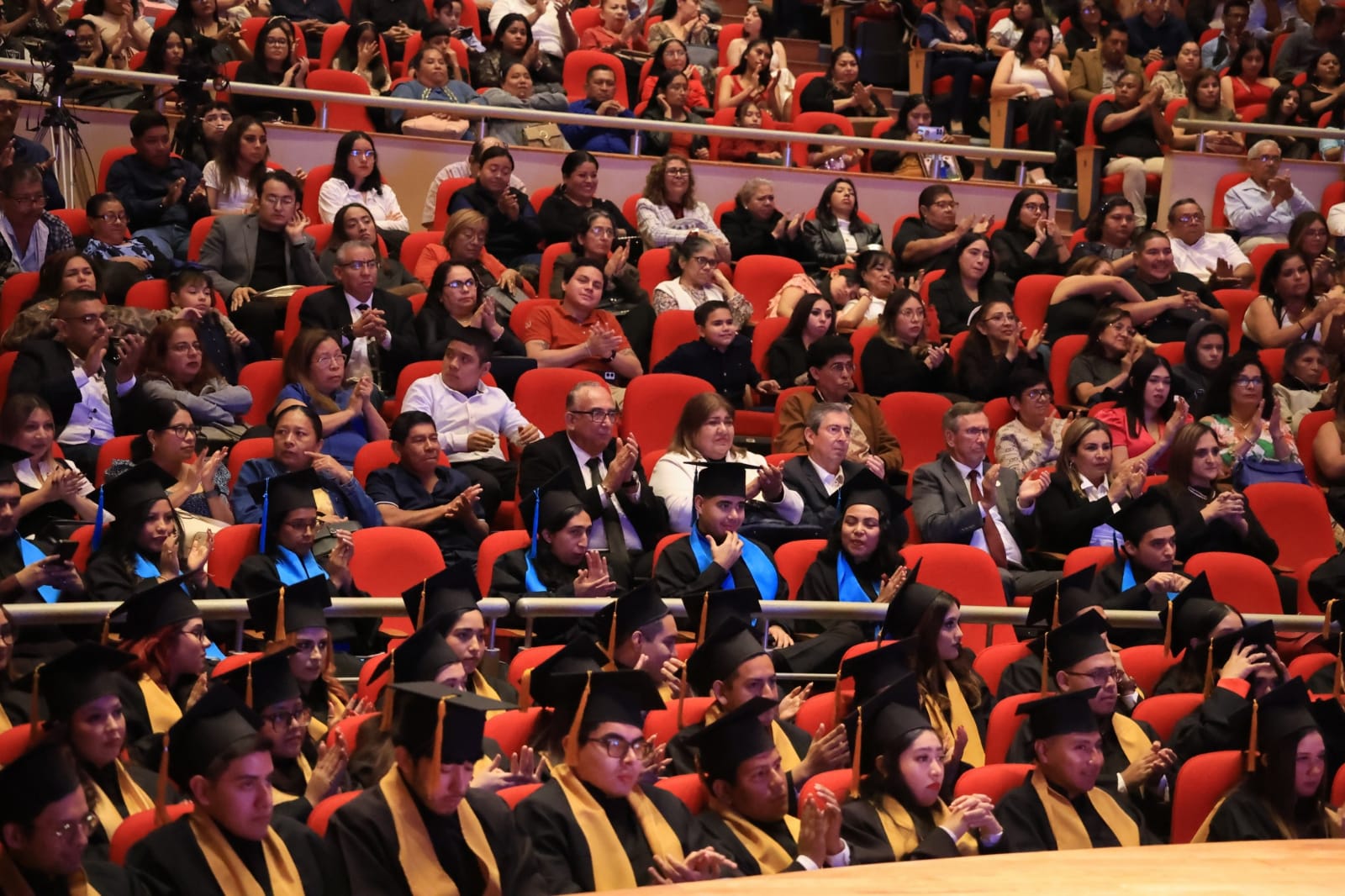 Se graduaron 246 egresados de las carreras de Derecho, Ciencias de la Comunicación, Gestión y Desarrollo Turístico, Economía y Finanzas, y Psicología, que imparte la Facultad de Derecho y Ciencias Sociales (FADYCS).