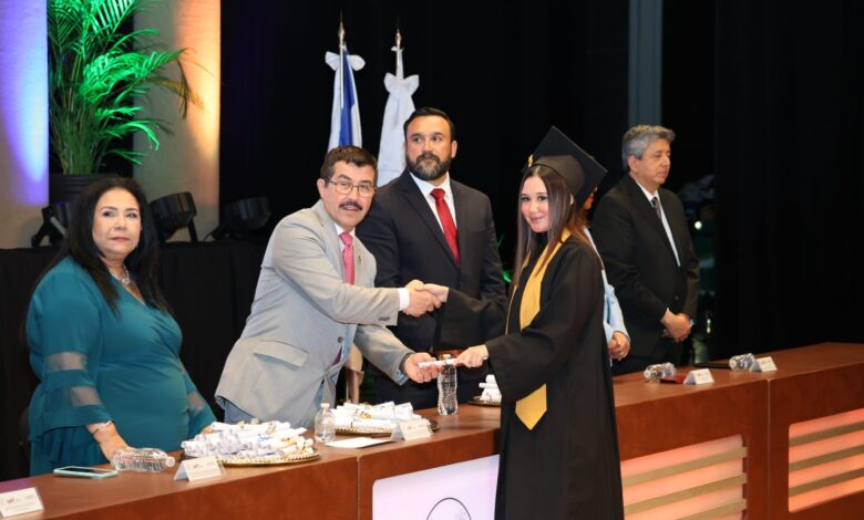 El Rector felicitó a los graduados y agradeció a los padres de familia por la confianza depositada en la UAT.
