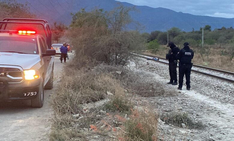 El joven de 27 años de edad caminaba sobre las vías del tren no habría escuchado pues traía audífonos puestos.