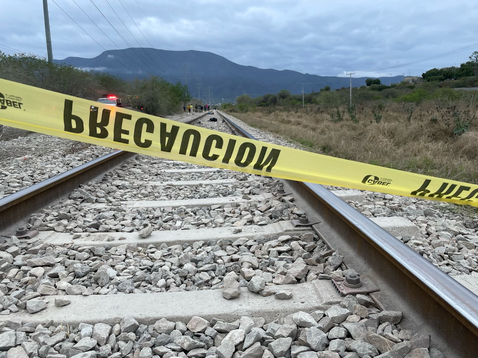 Al lugar llegaron familiares que identificaron al joven obrero.
