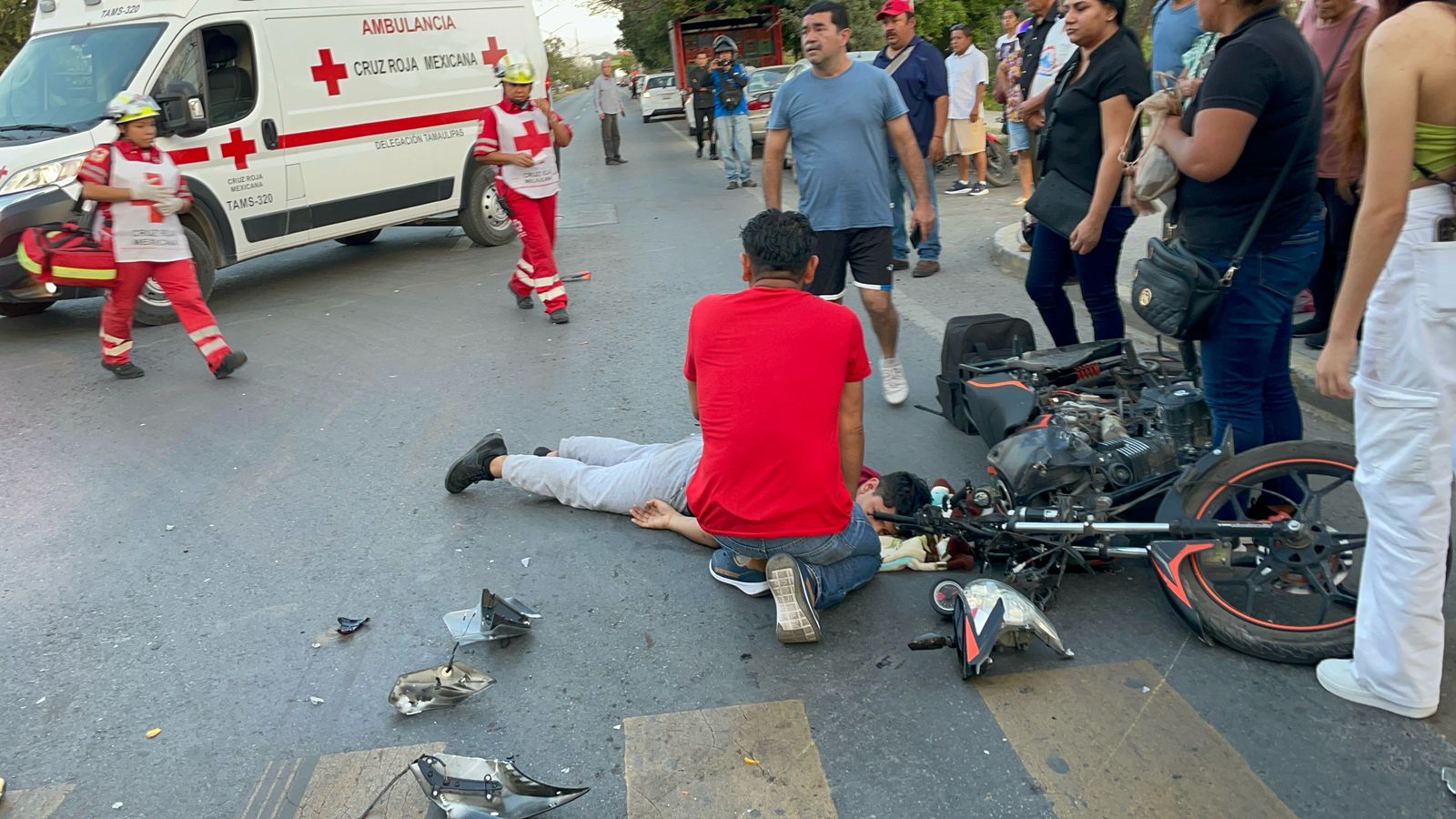 El joven motociclista terminó con fractura en una pierna tras el accidente.