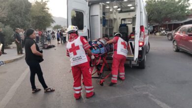 Elementos de la Cruz Roja trasladaron al motociclista a un hospital.