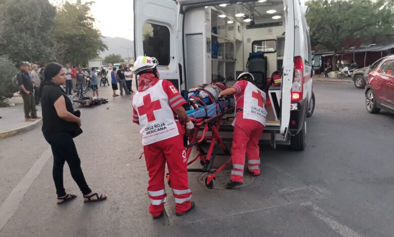 Elementos de la Cruz Roja trasladaron al motociclista a un hospital.