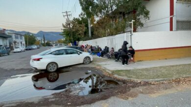 Desde el pasado sábado por la noche, empezaron a llegar los padres de familia de quienes aspiran a obtener un espacio en esta escuela.