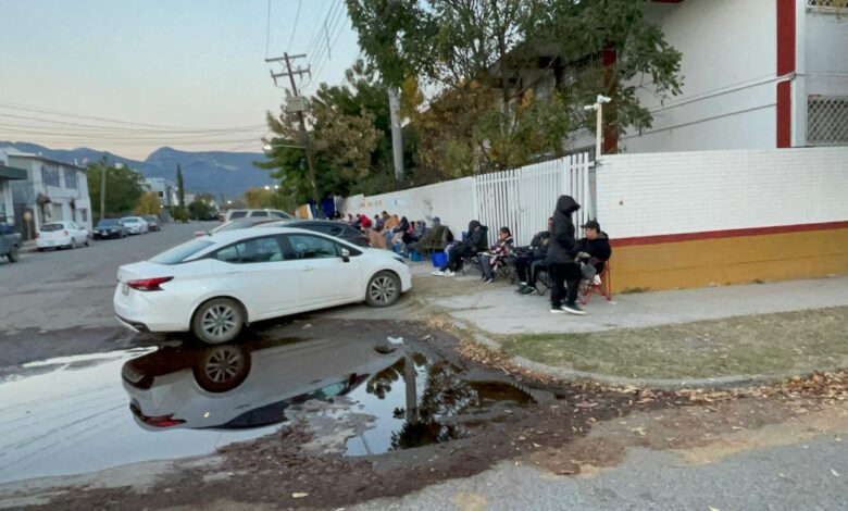 Desde el pasado sábado por la noche, empezaron a llegar los padres de familia de quienes aspiran a obtener un espacio en esta escuela.