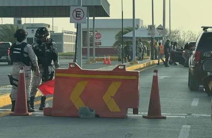 Los retenes de la Guardia Nacional provocan largas filas en los puentes internacionales de Reynosa.