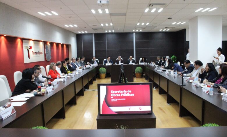 El Secretario de Obras Públicas de Tamaulipas, Pedro Cepeda Anaya, se reunió con diputados del Congreso Local.
