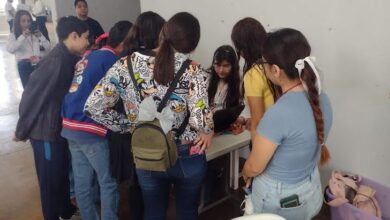 Estudiantes universitarios imparten el taller “Prototipos Tecnológicos Didácticos” a niñas y niños para promover la ciencia y tecnología de forma divertida.