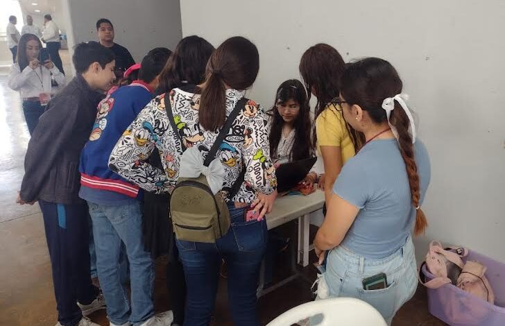 Estudiantes universitarios imparten el taller “Prototipos Tecnológicos Didácticos” a niñas y niños para promover la ciencia y tecnología de forma divertida.