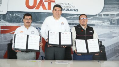 Firmaron el convenio el Rector de la UAT, Dámaso Anaya Alvarado, el Consejero presidente del Ietam, Juan José Guadalupe Ramos Charre y el vocal ejecutivo del INE en Tamaulipas, Sergio Iván Ruiz Castellot.