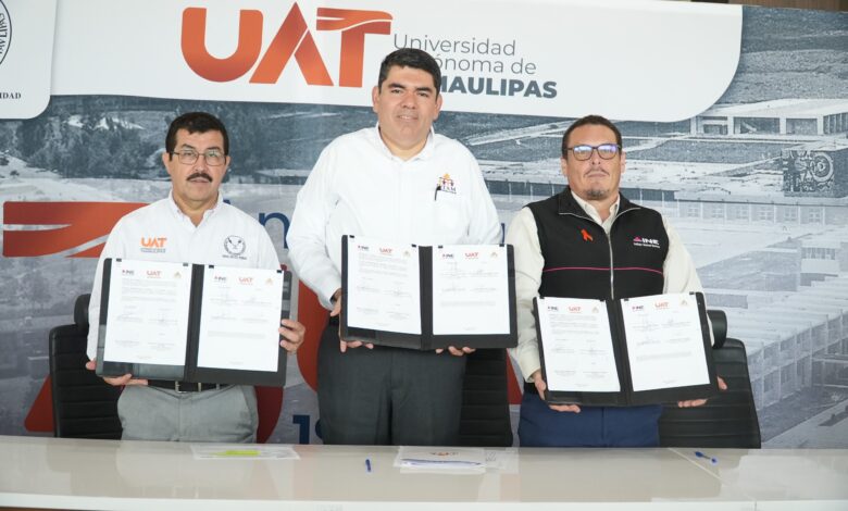 Firmaron el convenio el Rector de la UAT, Dámaso Anaya Alvarado, el Consejero presidente del Ietam, Juan José Guadalupe Ramos Charre y el vocal ejecutivo del INE en Tamaulipas, Sergio Iván Ruiz Castellot.