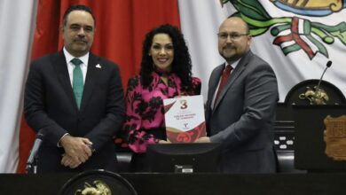 El Secretario General de Gobierno, Héctor Villegas González, en representación del mandatario estatal, fue el encargado de entregar al Congreso el tercer informe de gobierno.