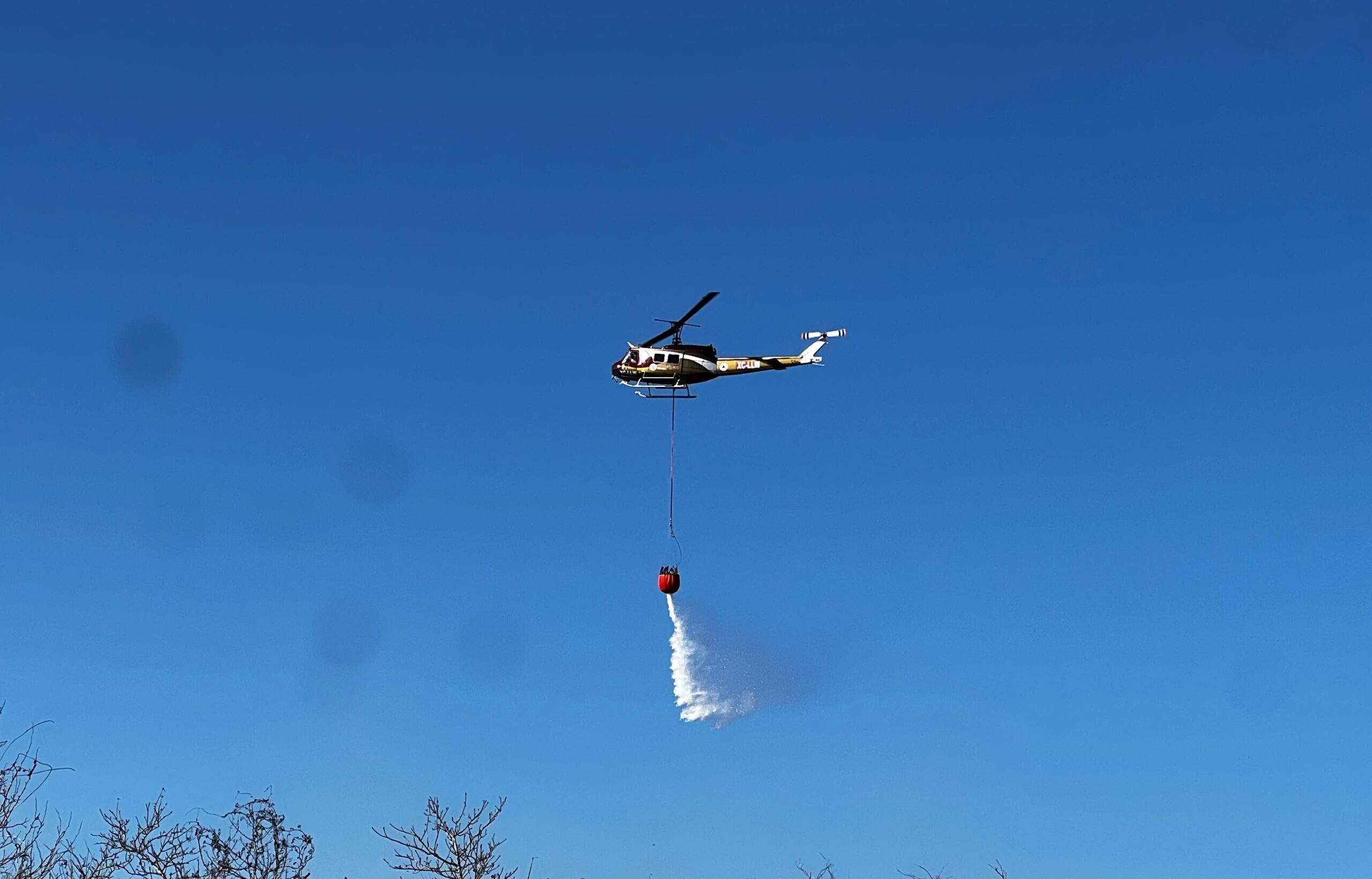 Por aire y tierra los brigadistas trabajaron para liquidar los incendios que se registraron.
