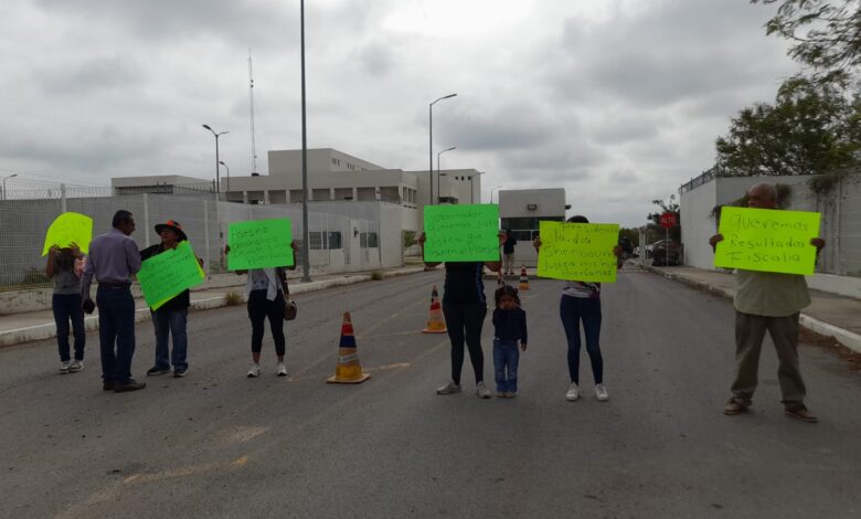 Familiares de motociclista que murió al ser impactado por un automovilista, piden justicia y que responsable responda.