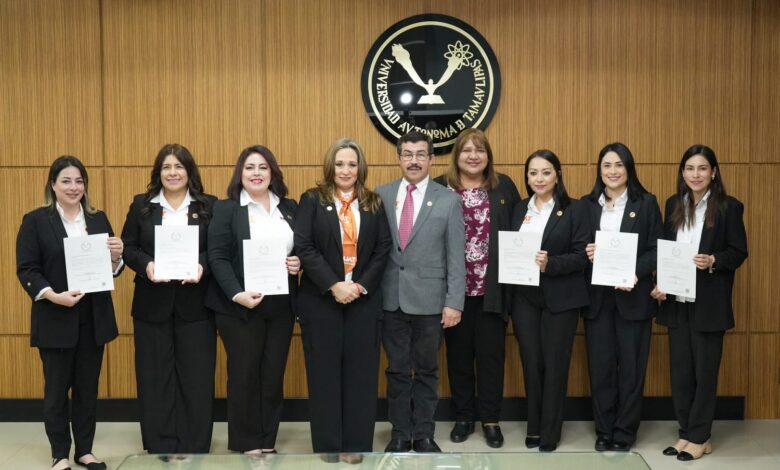 El Rector de la Universidad Autónoma de Tamaulipas (UAT), Dámaso Anaya Alvarado, entregó nombramientos a las titulares que integran las áreas de la Dirección General de Familia UAT.