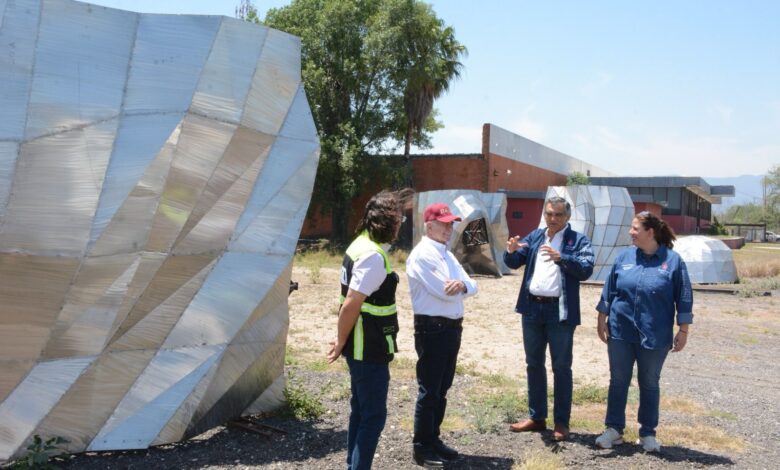 El Gobernador y la presidenta del DIF Tamaulipas, supervisan escultura de la virgen que se instalará en El Chorrito y mural en el Polideportivo.