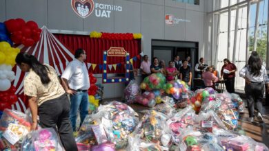 La Universidad Autónoma de Tamaulipas, a través de Familia UAT, llevó a cabo la entrega simbólica de más de tres mil juguetes de la colecta universitaria “Alegrando Corazones 2025”.