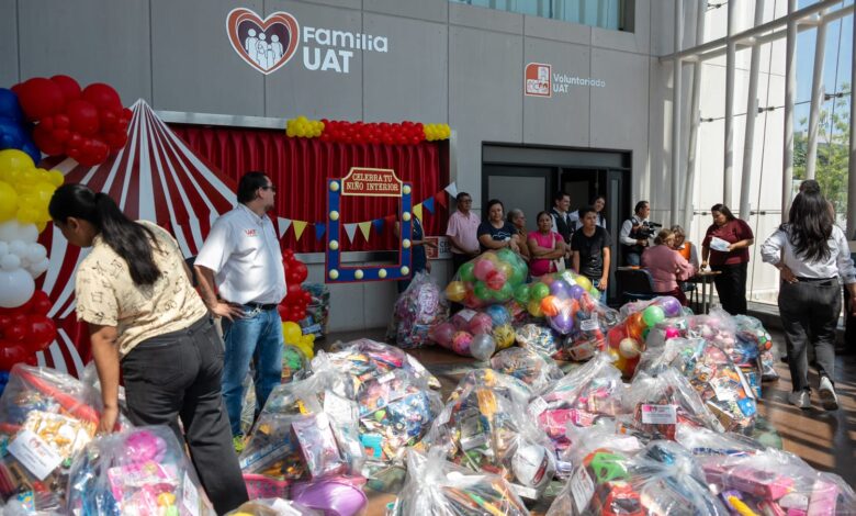 La Universidad Autónoma de Tamaulipas, a través de Familia UAT, llevó a cabo la entrega simbólica de más de tres mil juguetes de la colecta universitaria “Alegrando Corazones 2025”.