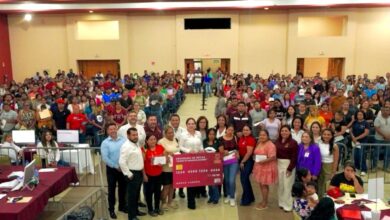La alcaldesa Carmen Lilia Canturosas Villarreal encabezó la entrega de tarjetas a padres de familia de los alumnos beneficiarios de los programas Juntos por la Educación Primaria y Juntos por la Educación Especial.