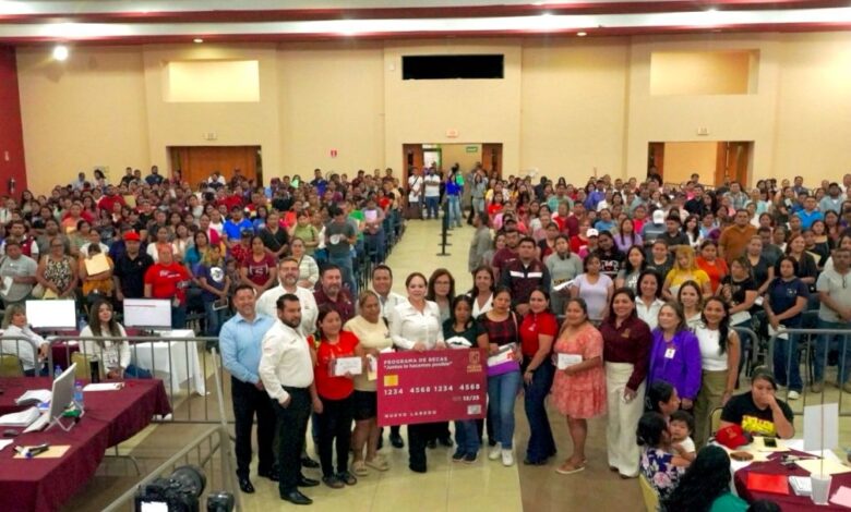 La alcaldesa Carmen Lilia Canturosas Villarreal encabezó la entrega de tarjetas a padres de familia de los alumnos beneficiarios de los programas Juntos por la Educación Primaria y Juntos por la Educación Especial.
