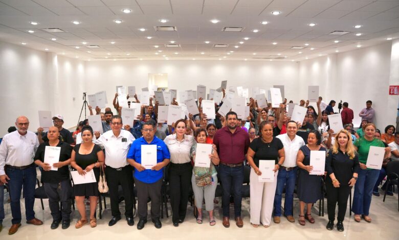 Un total de 100 familias de diversas colonias de Nuevo Laredo recibieron sus escrituras.
