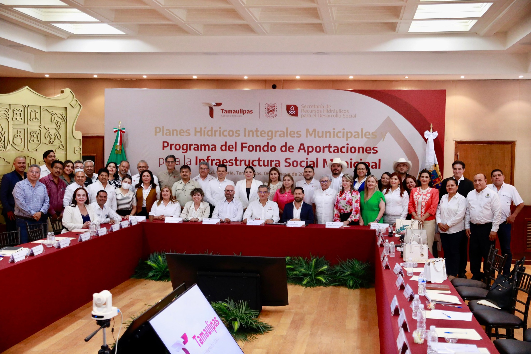 A la reunión encabezada por el gobernador del estado, AméricoVillarreal Anaya, para la presentación de los Planes Hídricos
Integrales Municipales, asistieron alcaldes y alcaldesas del estado.