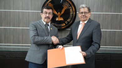 El Rector Dámaso Anaya Alvarado dio el nombramiento de abogado general de la UAT a Ismael Quintanilla Acosta.