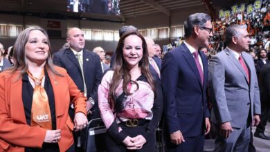 Durante la ceremonia, celebrada en el Centro de Excelencia del Campus Victoria, el rector agradeció a la presidenta municipal de Nuevo Laredo, Carmen Lilia Canturosas Villarreal, por la donación de una moderna edificación para que forme parte de la red de preparatorias de la universidad.
