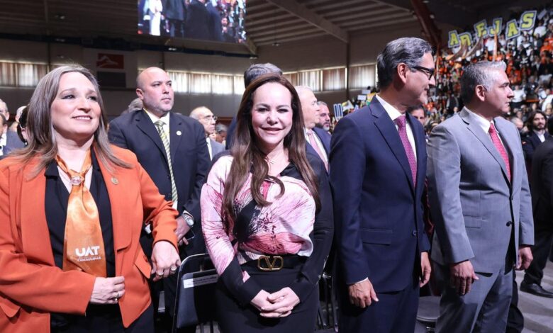 Durante la ceremonia, celebrada en el Centro de Excelencia del Campus Victoria, el rector agradeció a la presidenta municipal de Nuevo Laredo, Carmen Lilia Canturosas Villarreal, por la donación de una moderna edificación para que forme parte de la red de preparatorias de la universidad.