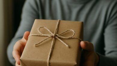 donación, joven dar super regalo a desconocidos