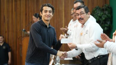 Hijas e hijos del personal docente que se han destacado como estudiantes de excelencia en la UAT, recibieron estímulos económicos.