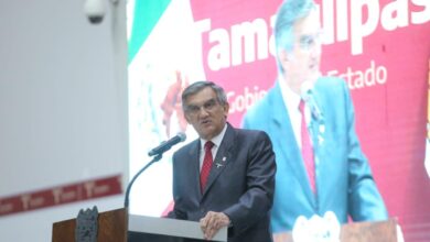 El Gobernador de Tamaulipas entregó 479 medallas al mérito docente "Maestro Rafael Ramírez" por 30 años de servicio.