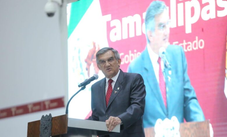 El Gobernador de Tamaulipas entregó 479 medallas al mérito docente "Maestro Rafael Ramírez" por 30 años de servicio.