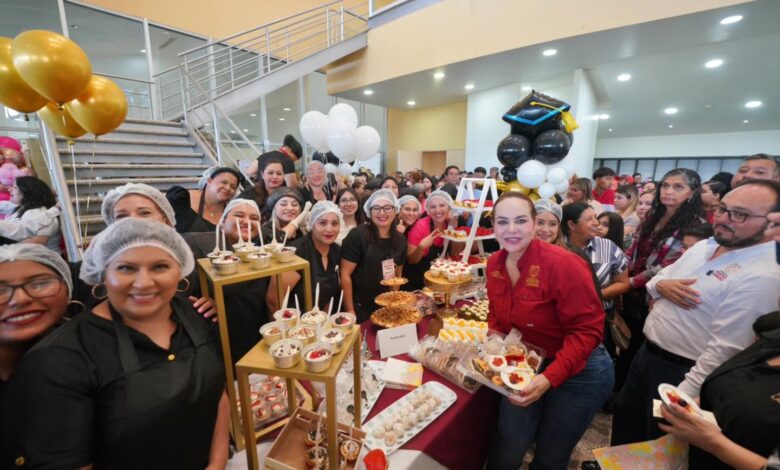 Carmen Lilia Canturosas Villarreal, quien entregó los diplomas a los 448 alumnos que concluyeron exitosamente su capacitación.
