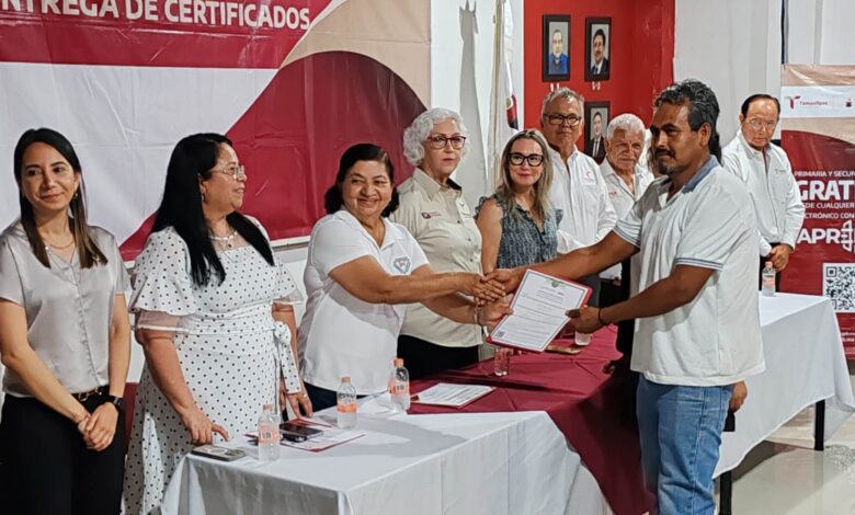 Se entregaron 150 certificados de educación básica a igual número de personas que concluyeron su educación primaria y secundaria.