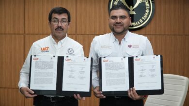El Rector de la Universidad Autónoma de Tamaulipas (UAT), Dámaso Anaya Alvarado, firmó un Convenio de colaboración con el alcalde de Casas, Jorge Humberto Hinojosa García.