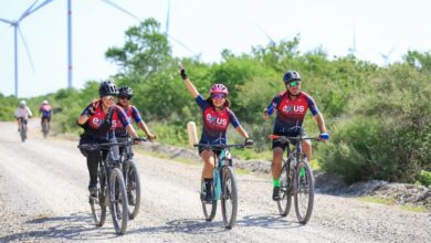 Mas de 100 ciclistas acudieron para conmemorar el Día Mundial del Viento.